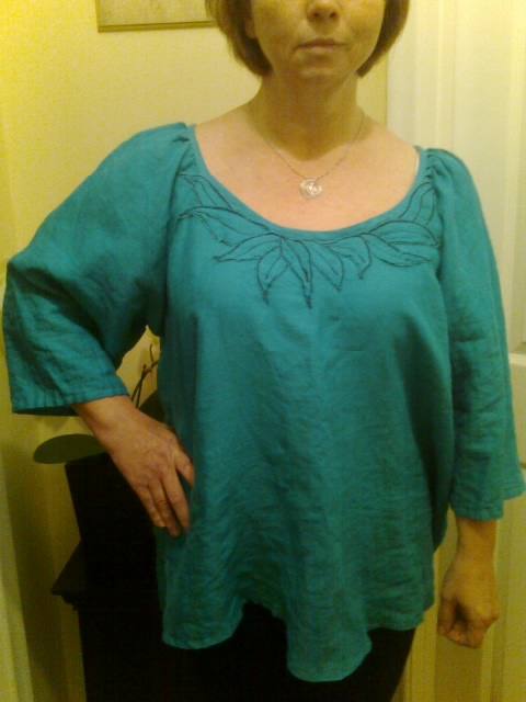 Maria, Summer tunic with leaves appliqué in the same fabric, IL020 TILE BLUE. 