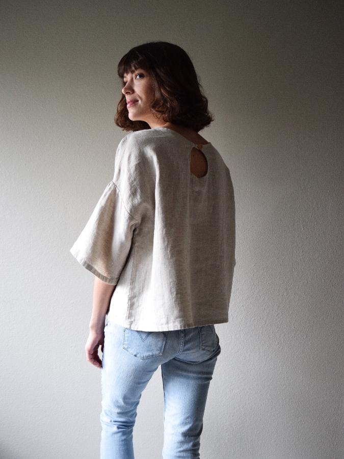 Randee, Oversized tee w keyhole and gathered sleeve made w medium weight mixed natural - softened.
www.etsy...