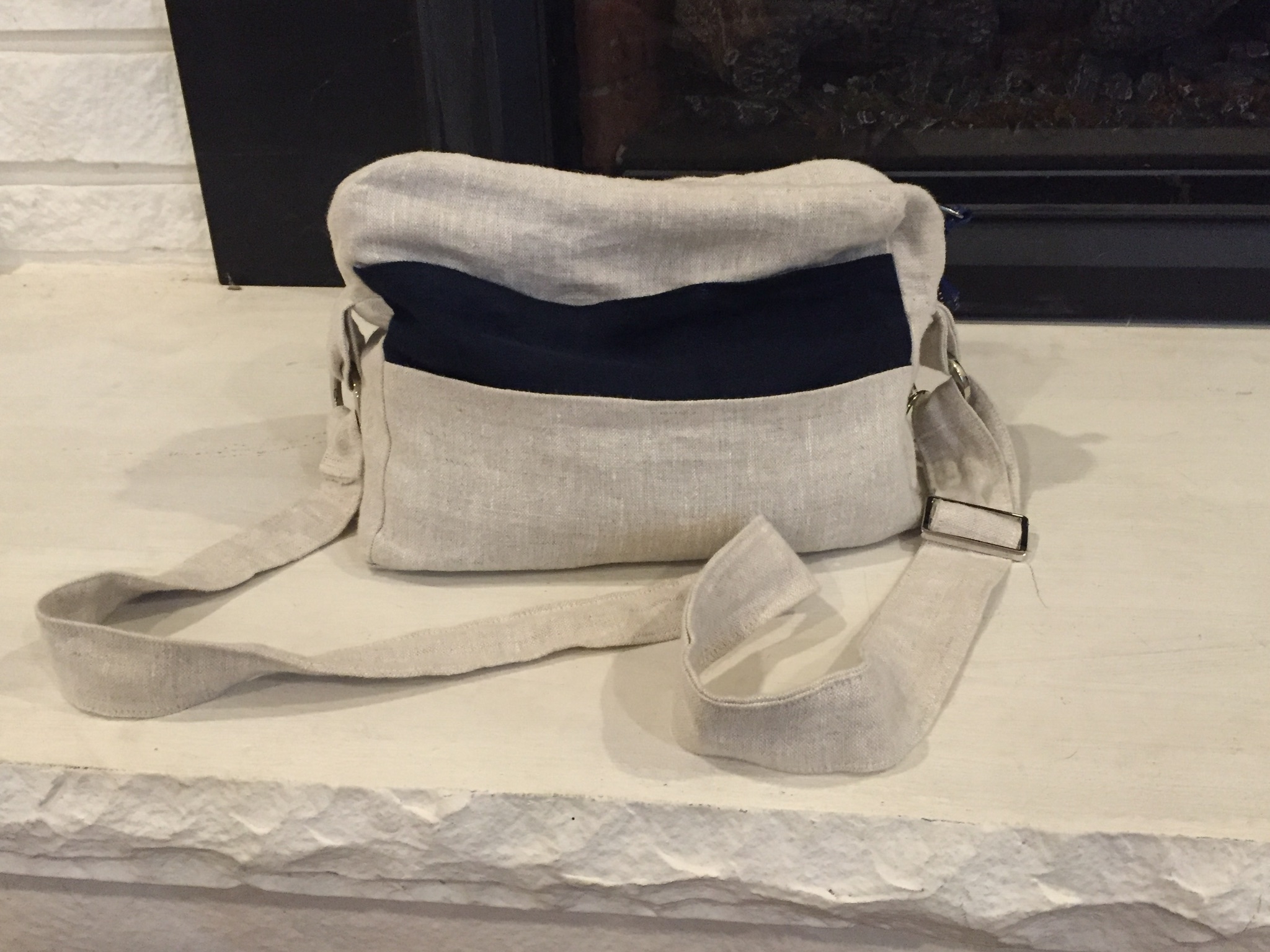 Janyce, Shoulder bag made with 4C22 Natural mix and Il019 Dress Blue for pockets.