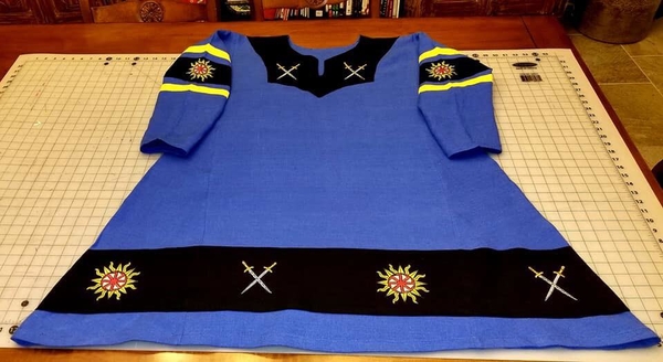 Michelle, Viking Tunic, for the Atenveldt Cut-n-Thrust Champion, 2018.
Embroidered with Suns and Crossed Sword...