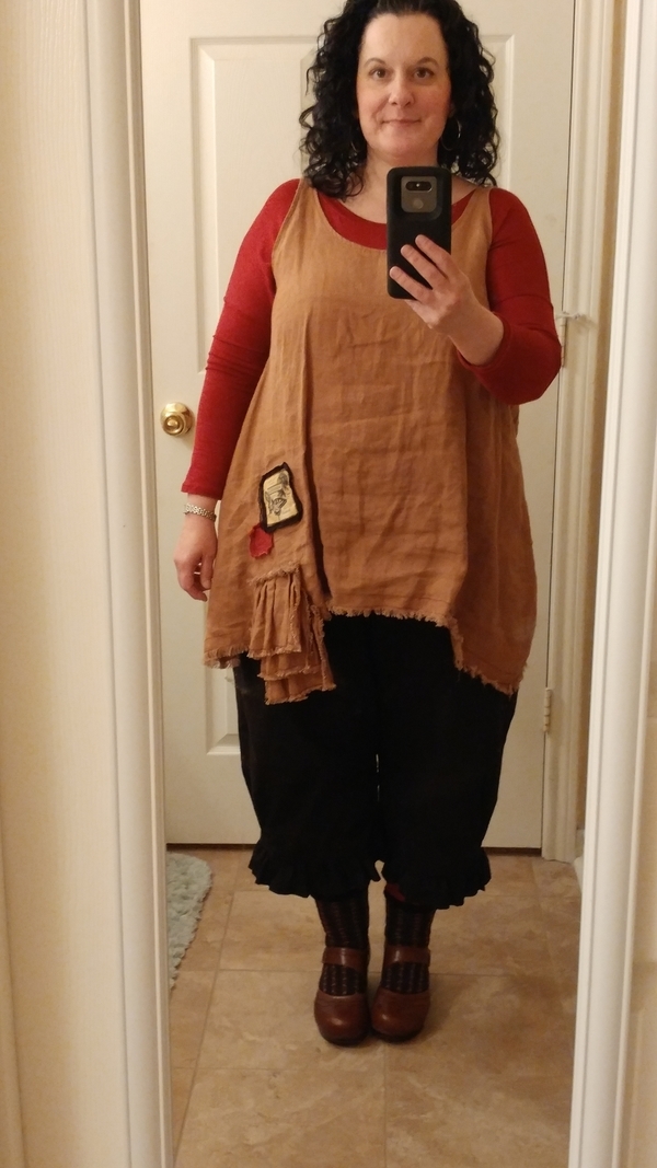 Mindy, This top was a modified version of Tina Givens Sugar Slip. I used Ginger IL019 linen and added red...