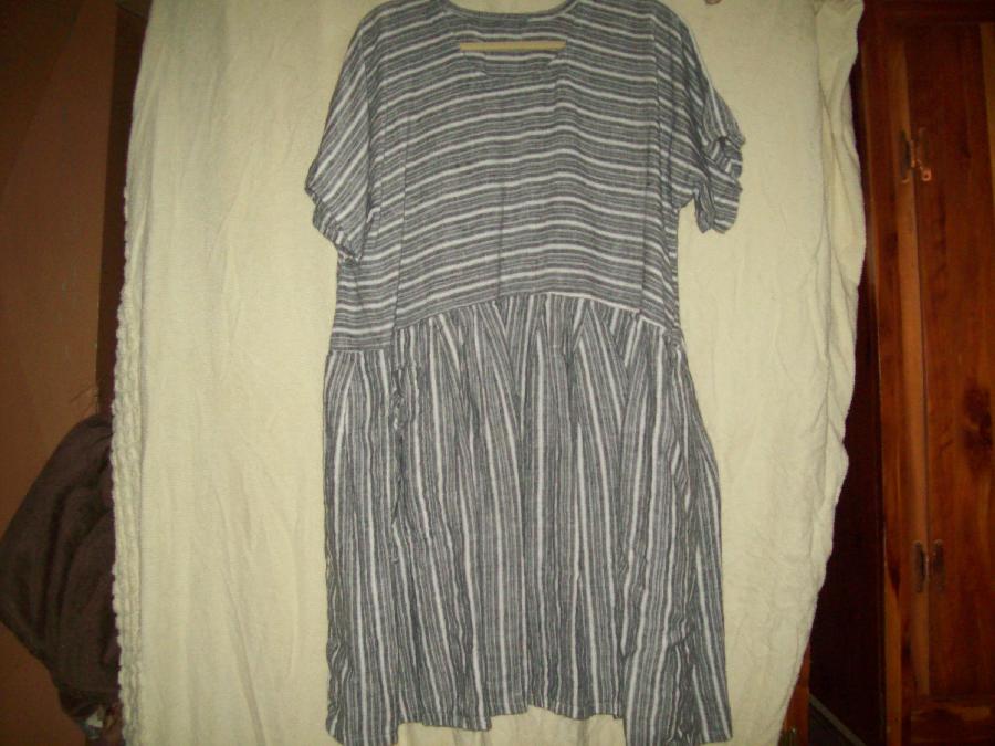 Vickie, So comfy tunic/dress made with yarn dyed linen.  Usually wear with graphite 019 crop pants.  Love th...