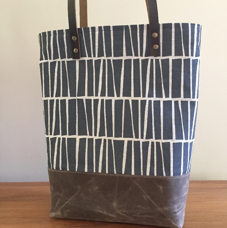 Colleen, Tote bag screen printed with original design on 4C22, mixed natural linen.
