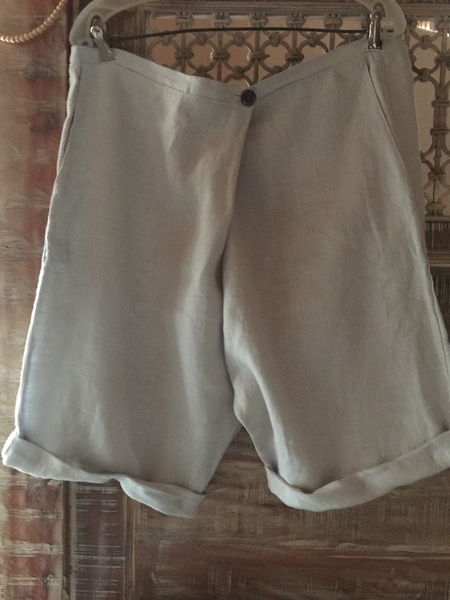 Linda, Travelers Linen Shorts
Fold over flap with button with 2 side pockets and cuffed hem.
Extremely comf...