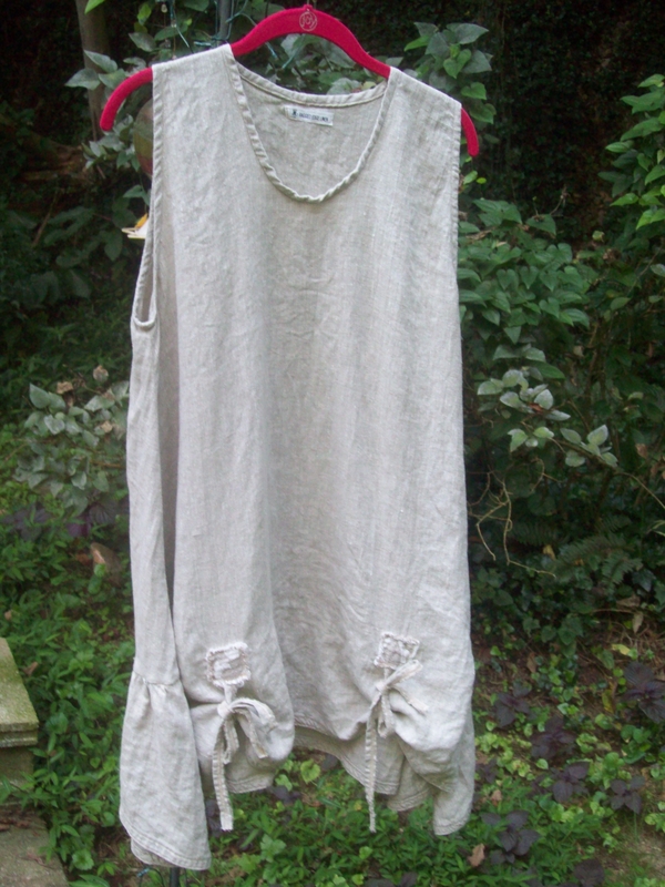 Vickie, Tina Givens Jasmine tunic made with mid weight natural mix linen.  Love the ease of sewing with this...