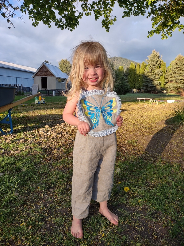 Kathleen, Great linen for a rough and tumble toddler who likes ruffles and butterflies.