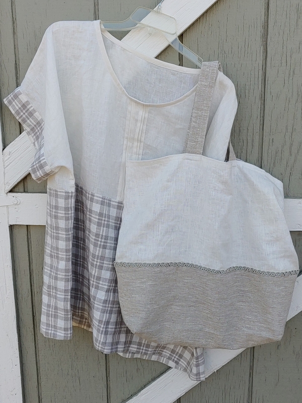 Yvonne, Top & Tote to match.

Top: lL0078 939 PF plaid & lL020 TADELAKT
Tote: 4c22 bleached linen &a...