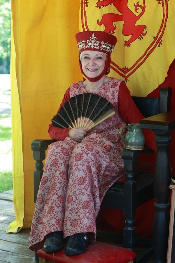 Susan, This was one of two costumes I made for the Kentucky Highland Renaissance Faire this season. Survive...