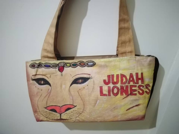 Chandra, 4C22 Linen bleached hand painted handbag