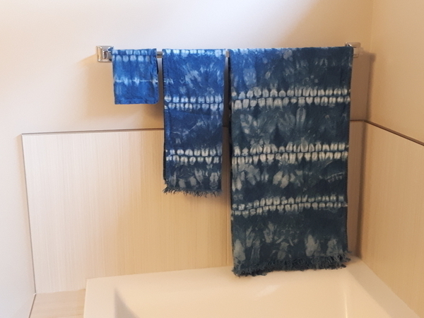 Marilyn, My first time trying indigo Shibori dyeing, decided to dye a towel set, kind of love how they turned...