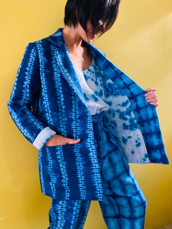 Geri, A peak of the IL020 crumple-dyed lining of my 4C22 Shibori dyed blazer.