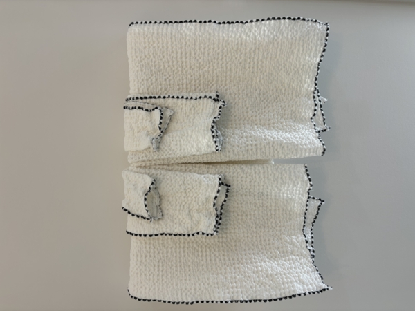 Lisa, Towel set finished with wave overlock stitch.