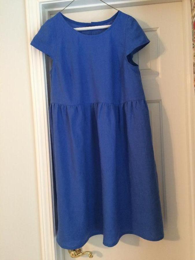 Christie, Easy fitting half cap sleeved summer dress.
Made with my favorite medium weight linen in Marine.