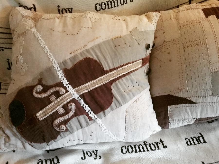 Yuka, Remade from old linen shirt and pants.
Hand sewing Sashiko stitched. 