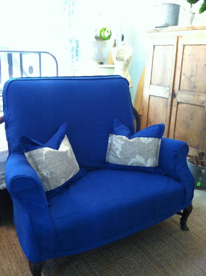 Leslie, 1920 settee slipcovered in 4C22 Rustic Bortovka Royal Blue. Pillows inset with L005-Acanthus.