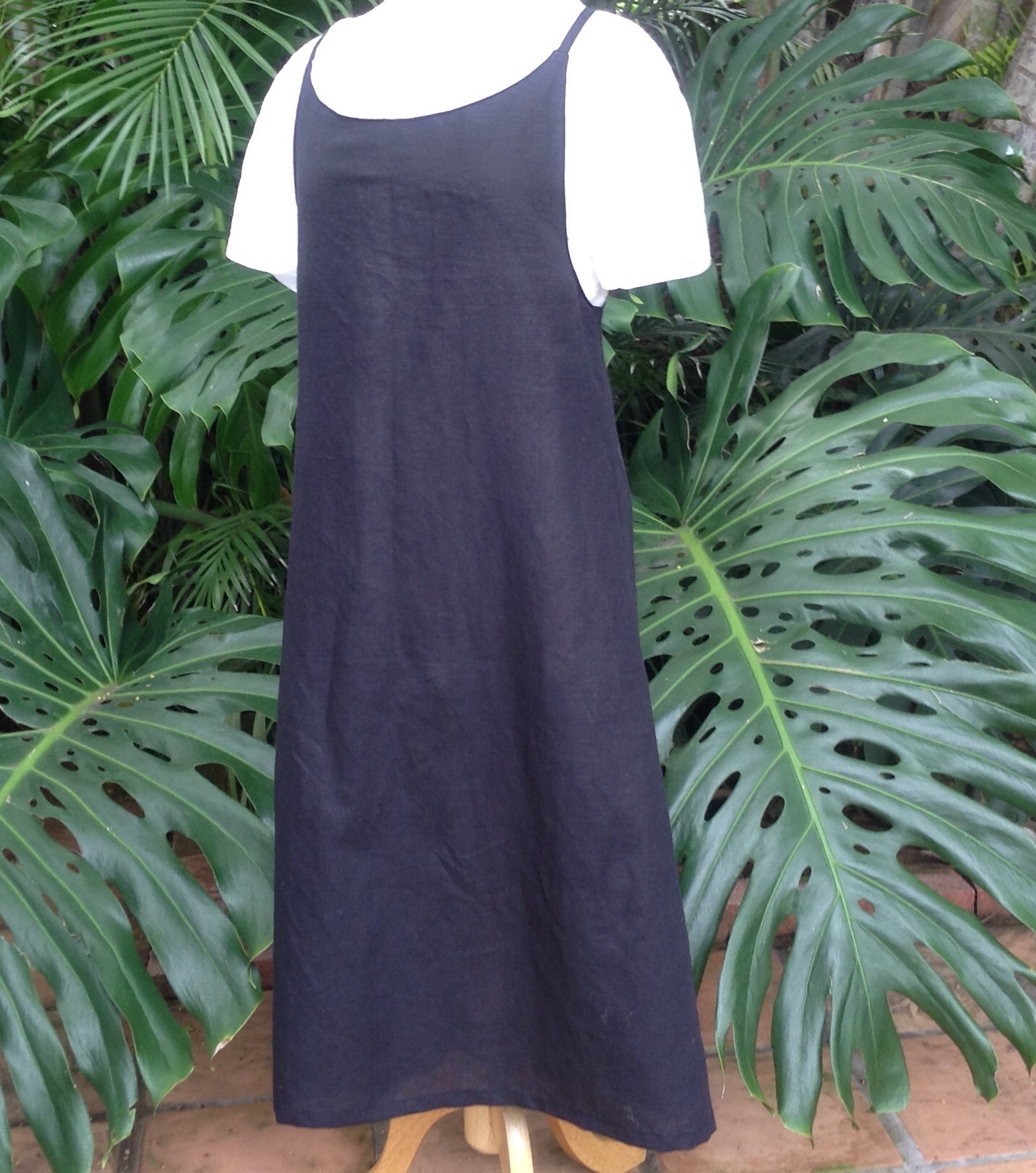 Takako, IS003 BLACK Softened - 
51% Linen / 49% Cotton
Cami-epron