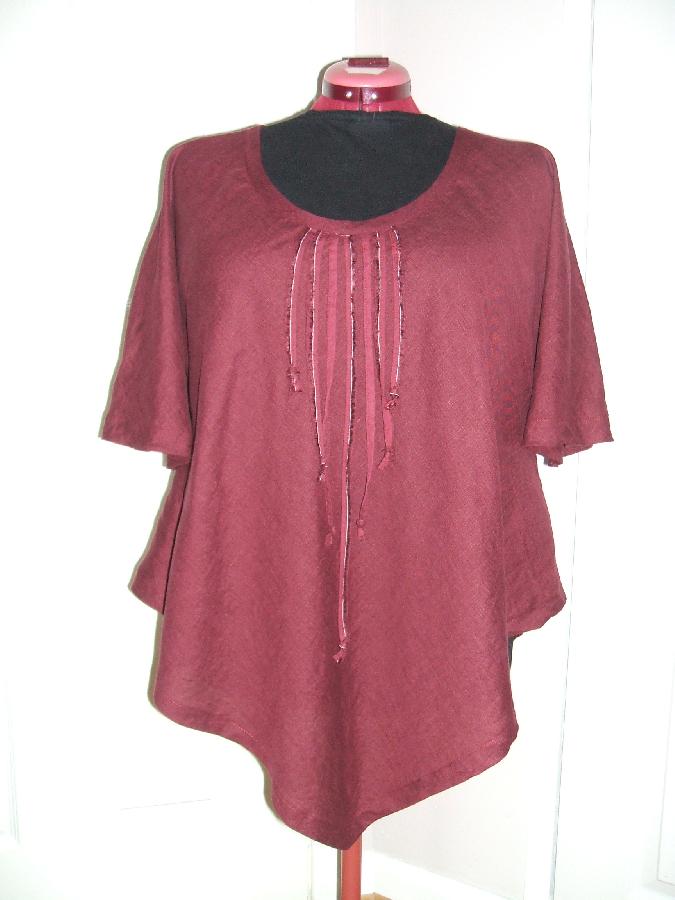 Maria, Simple bias cut tunic in IL020 BURGUNDY.
The fringe detail is made out of selvage edge for added co...