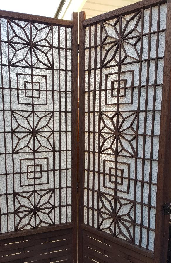 Barbara, Original rice paper panels in our old shoji screen had shrunk & come off.  Replaced it with IL030 li...