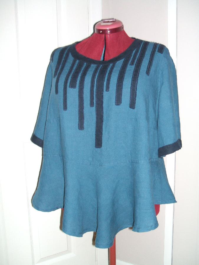 Maria, Linen peplum tunic in IL019 BLUE BONNET with applique in IL019 DRESS BLUE.