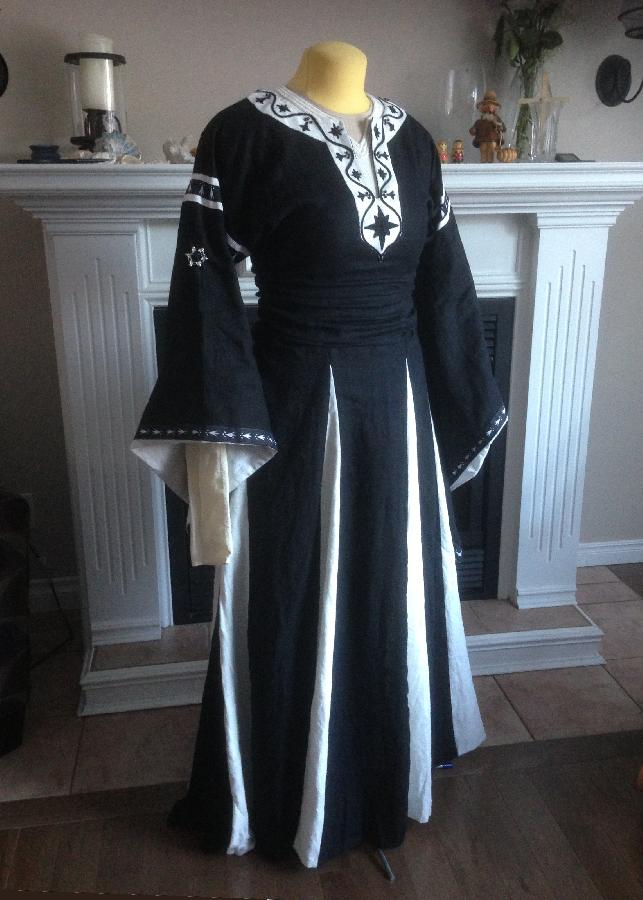 Elise, This is a 12th century style dress called a bliaut.  Its made from the midweight IL019 linen in B...