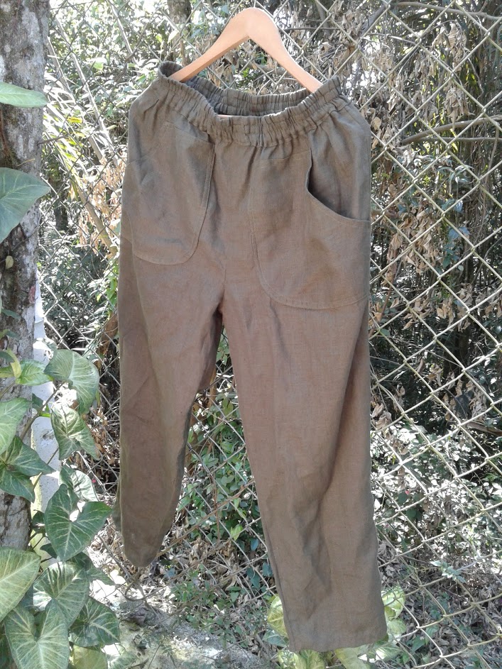 Claudia, Trousers in pure olive linen.