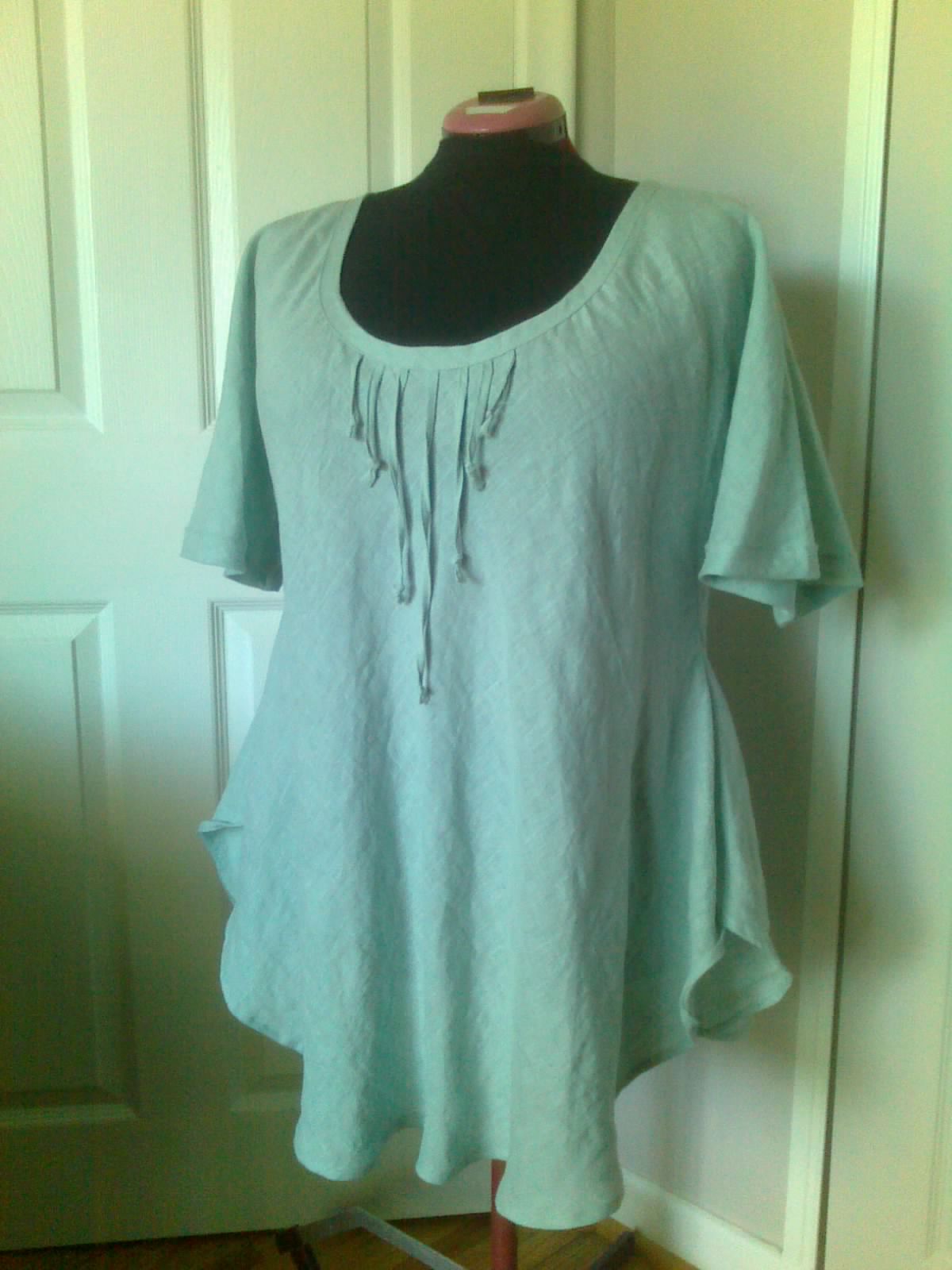 Maria, Bias cut tunic in IL020 MEADOW. 
Very simple and basic, has only two seams, but since its cut on a...
