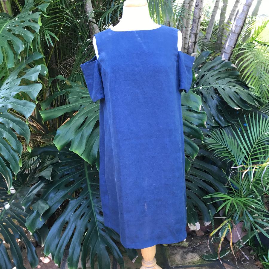 Takako, IL019
Open shoulder dress.