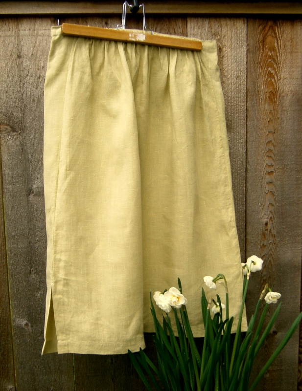 Carol, IL019 made the perfect skirt to wear on a hot and humid tropical vacation.
This shows the back, fro...