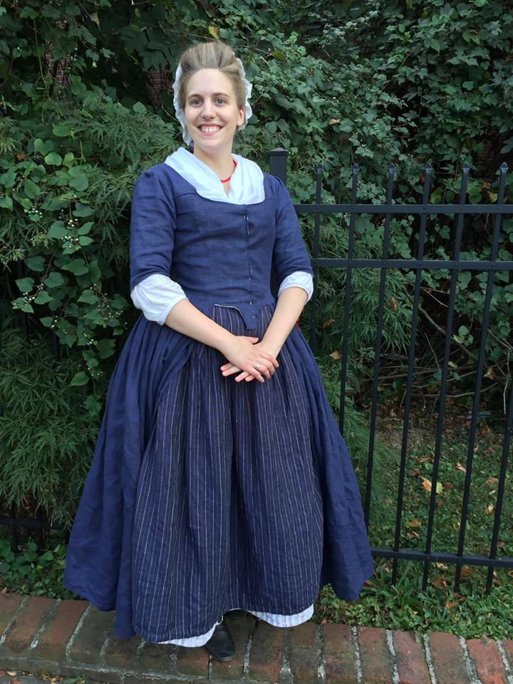 Aly, Robe a langlaise en fourreau - 18th Century Gown

Outfit includes cap, shift, gown, and two petti...