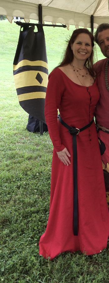 Lisa, Late 14th Century button front kirtle. 
