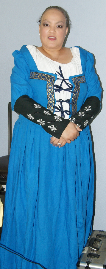 Simone, 3 linens I purchased here:
1. Camisa is 3.5 ounce Linen in white.
2. Body of gown is Blue 5.3 ounc...