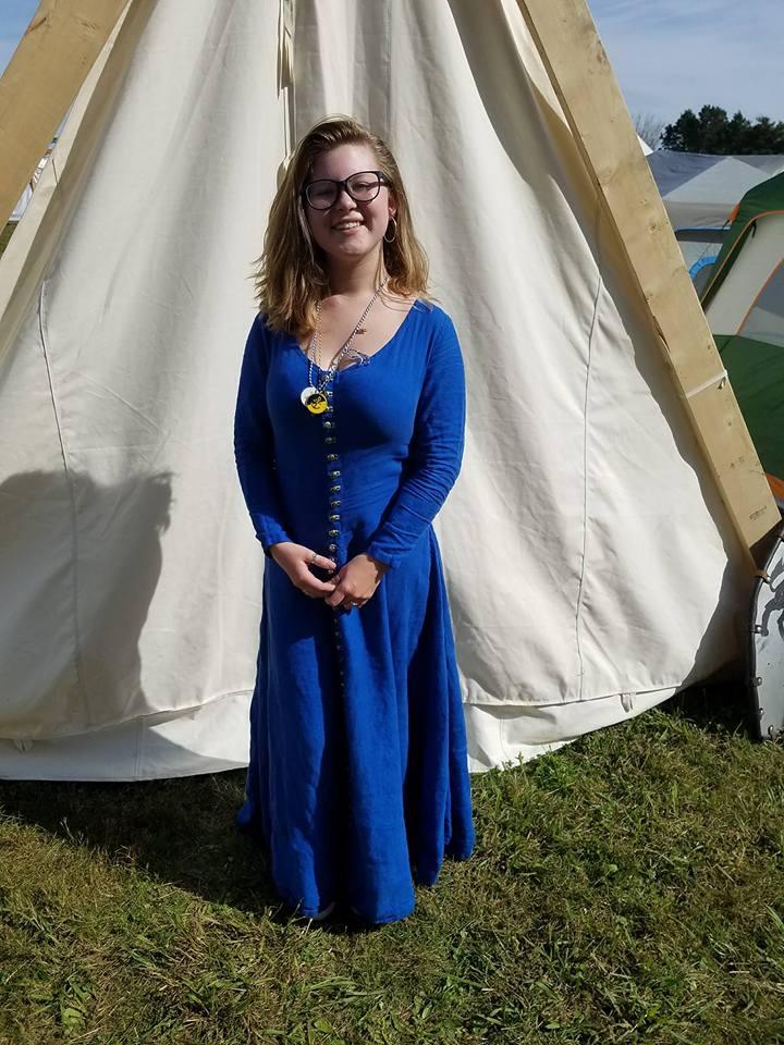 Josie, The Baroness daughter is looking stunning in this  14th c. linen cotehardie!  I cant remember if th...