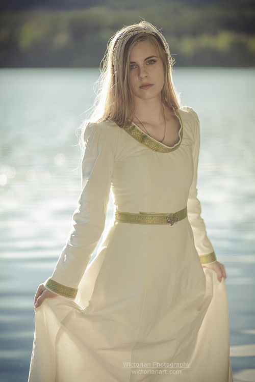 Kama sofie, I made this simple, yet elegant medieval dress out of som old linen curtains :)