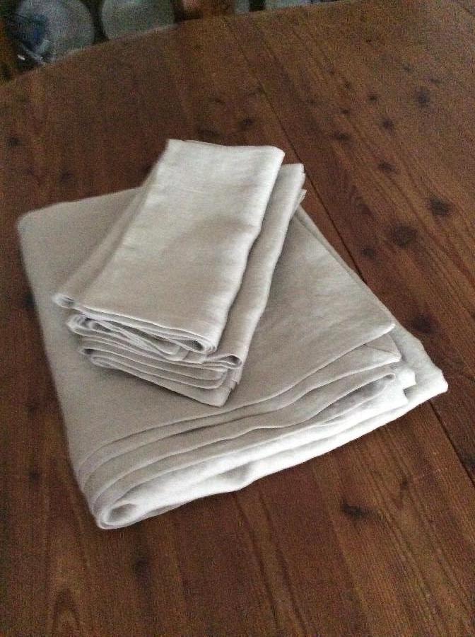 Karen, Linen napkins and tablecloth 