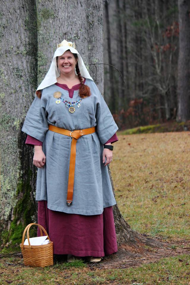 Morag, A 12th century Welsh/Saxon under dress with over tunic.  Th under dress is midweight Tawny Port with...