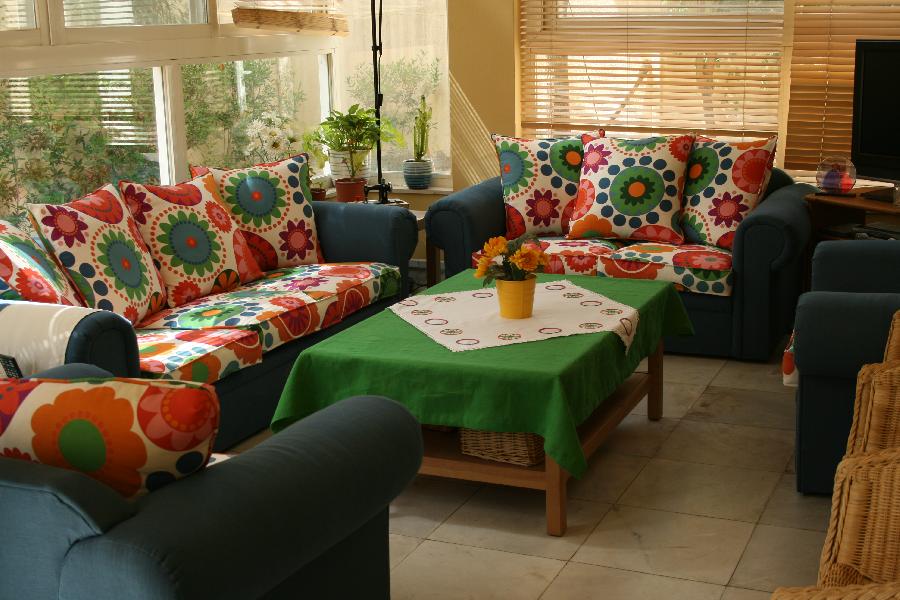 Nabila, Sunroom seating set by Nabilas Creations upholstered with blue linen from Fabric Store.

www.nabi...