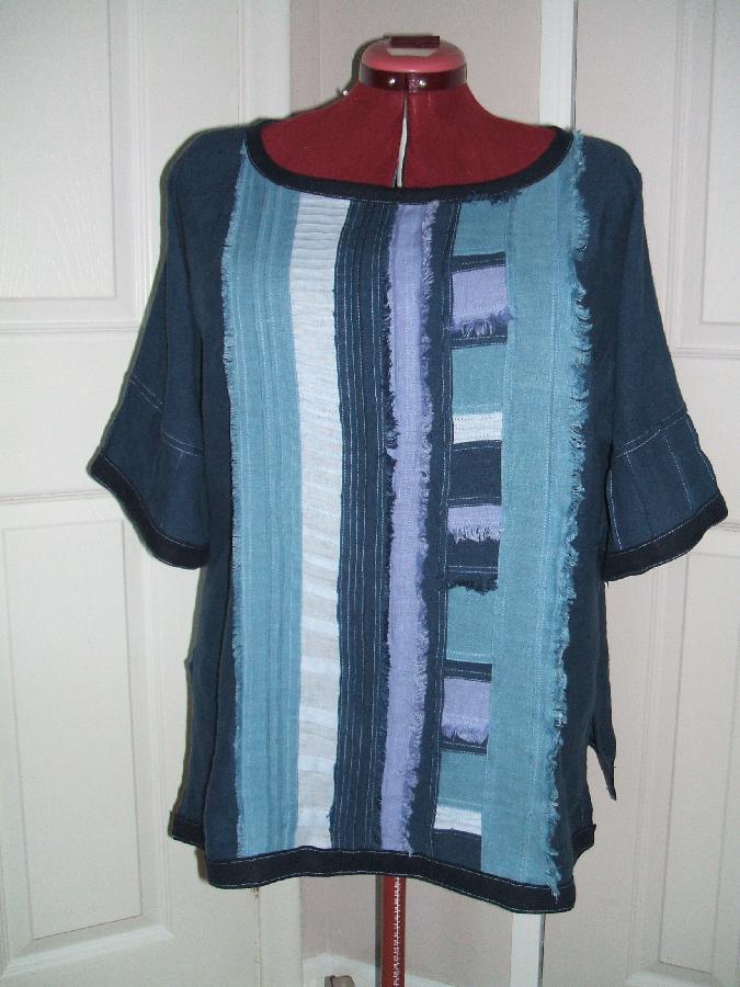 Maria, A tunic in boho style.
IL019, shades of blue.
A fun way to utilize linen scraps!
