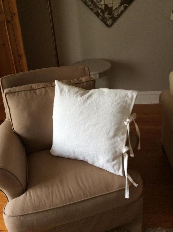 Karen, White linen pillow with ties