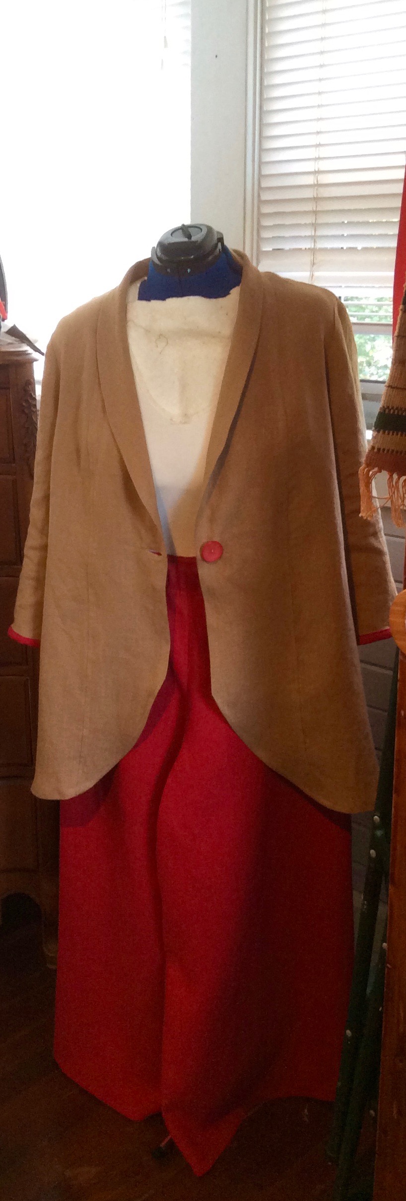Pat, outfit consists of a jacket made out of 019 linen and wide leg pants from 019 linen.
