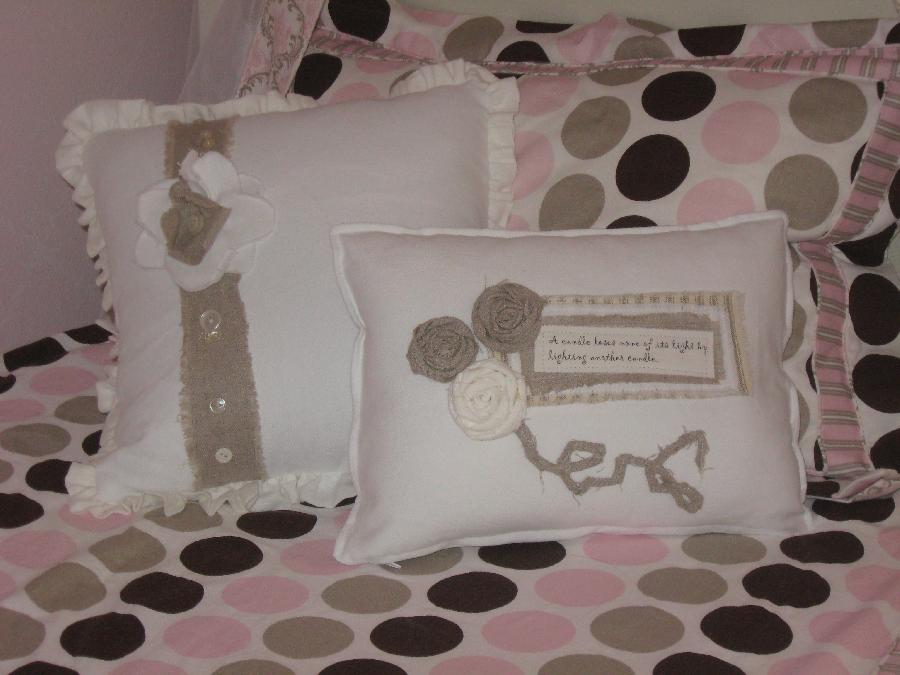 Jeanne, Pillows w/trim and rosettes in white and rustic linen.