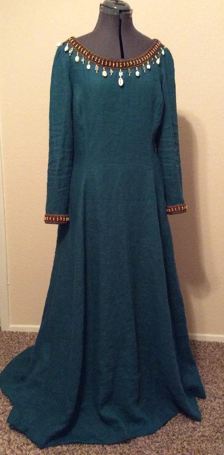 Edna, Medieval gown using IL019 Middle Weight Linen in Sphinx.  I love how this turned out!  Just enough w...