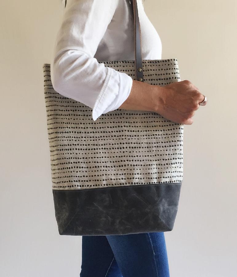 Colleen, Tote bag screen printed with original design on 4C22, mixed natural linen.
