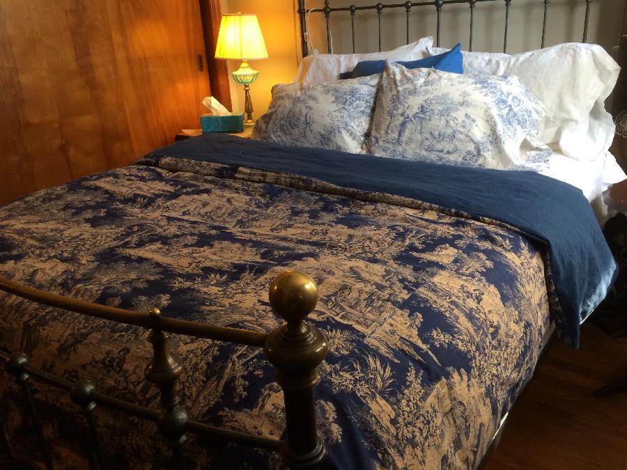 Karen, Duvet: Blue Bonnet IL019 linen and vintage French toile.