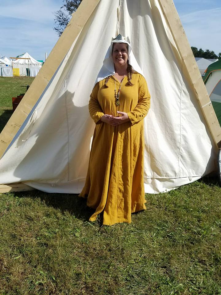 Josie, I made this wonderfully flowy kirtle for my friend who looks amazing in this Autumn Gold, middle wei...