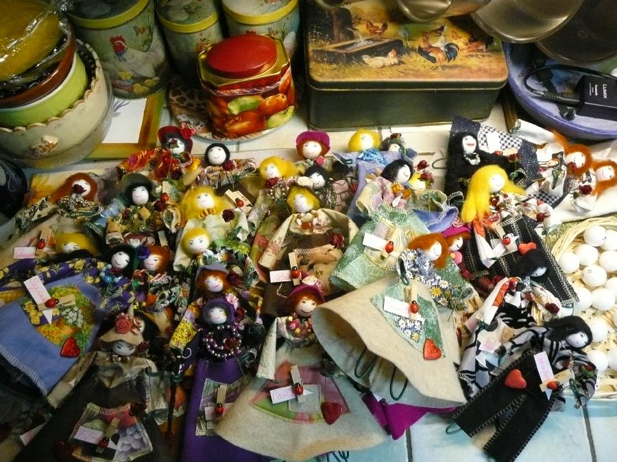 Castells, pour une de mes fêtes dans le jardin en 2008!!!
javais fais à chacun un petit cadeau personnage qu...