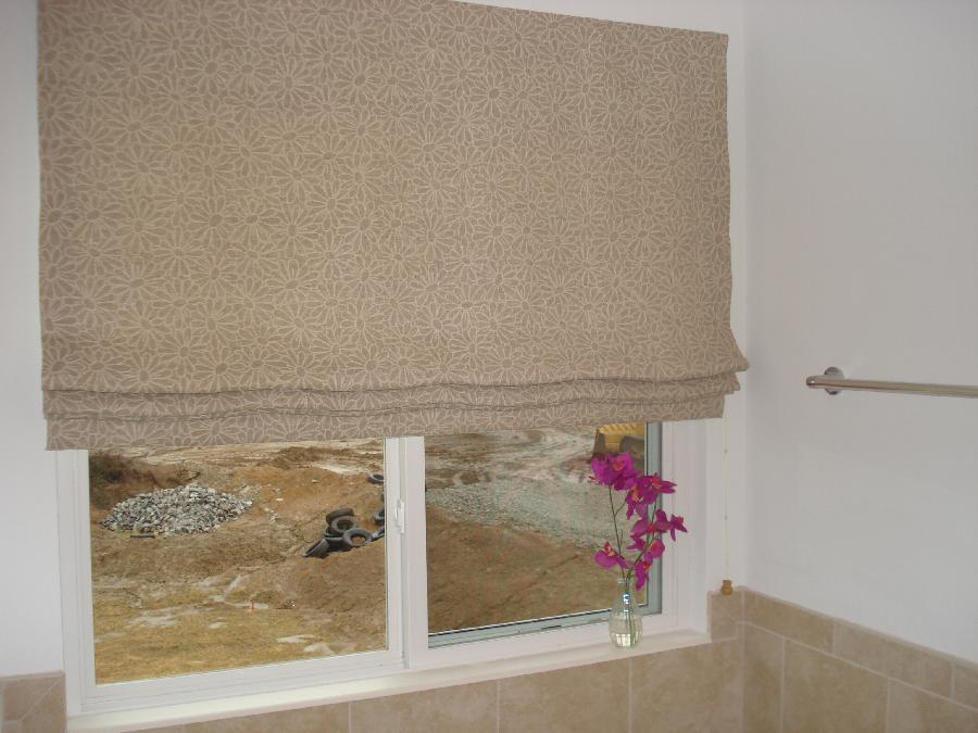 Jacqui, This a Roman Blind in IL002 Ivory-Natural Daisy Print made in the Traditional way with ivory napped...