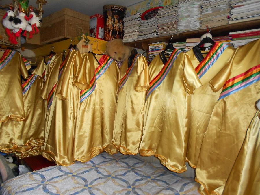 Castells, pour un Groupe Denfants Gospel Kids 
      160 toges  

