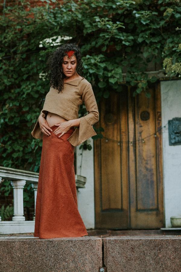 Mandi, 100% linen Crop-top featuring drop triangle sleeves and v-neck with triangle collar. 
100% linen A-...