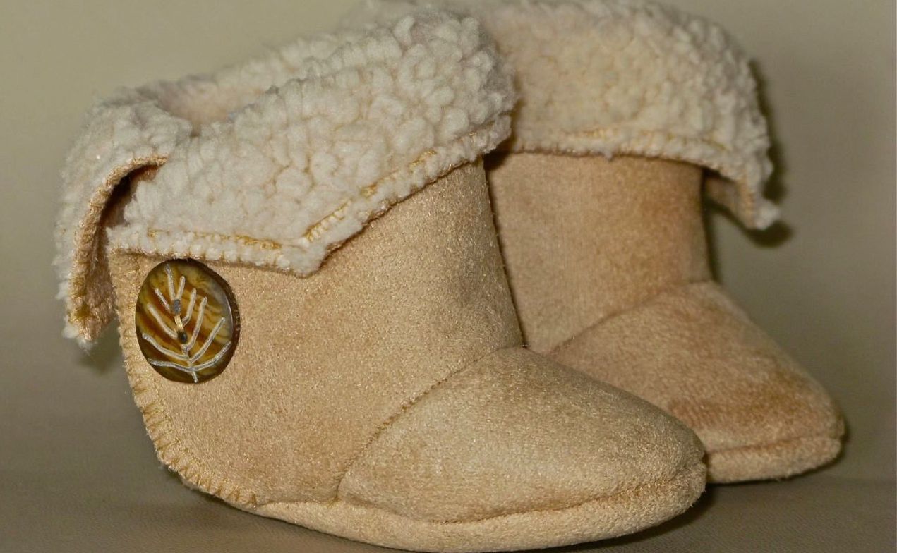 Tamara, Cozy infant booties made of faux suede/sheepskin fabric with Velcro closures