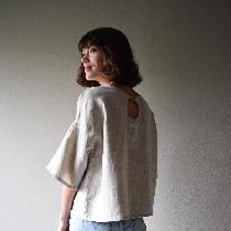 Oversized tee w keyhole and gathered sleeve made w medium weight mixed natural - softened.
www....